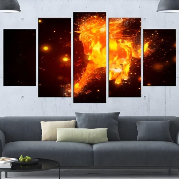 tableau-licorne-feu-1a.jpg L'image représente un cheval en feu. Le cheval est blanc et le feu est orange. Le cheval est en train de courir et il a la crinière et la queue enflammées. L'arrière-plan est noir et il y a des étincelles oranges autour du cheval.