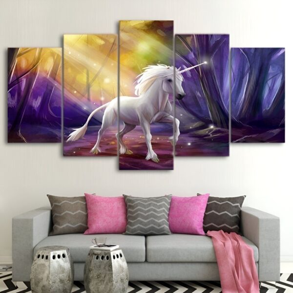 tableau-licorne-foret-1a.jpg Une peinture d'une licorne blanche avec une crinière et une queue violettes. La licorne se tient dans une forêt enchantée, entourée d'arbres et de fleurs. La scène est baignée d'une lumière magique.