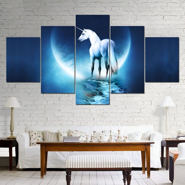 tableau-licorne-lune-1a.jpg Une peinture en cinq panneaux représentant une licorne blanche debout sur un rocher devant une lune bleue. La licorne est entourée d'un halo de lumière bleue.