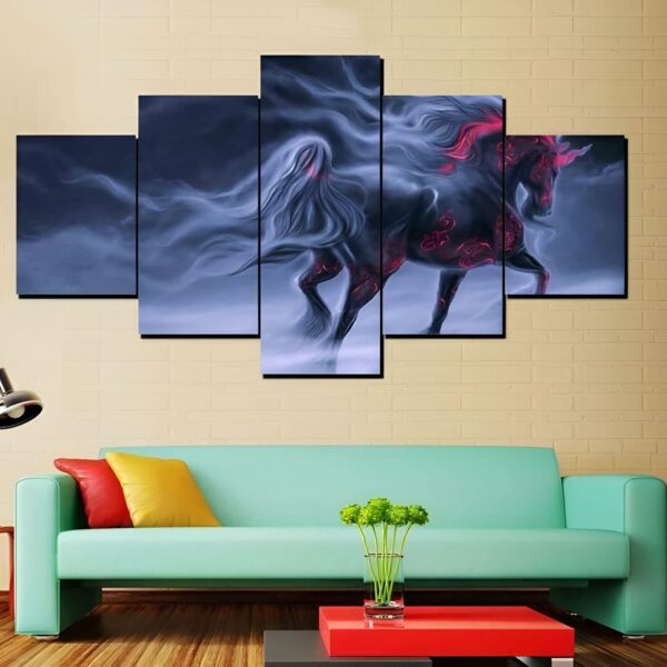 Une peinture d'un cheval noir avec des flammes rouges sur un fond bleu.