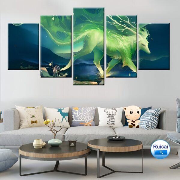 Un tableau en cinq parties représentant un renard vert marchant sur l'eau. En fond, on peut apercevoir une forêt et des montagnes.