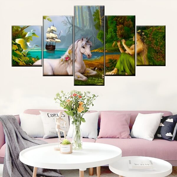 tableau-licorne-paradis-1a.jpg Une peinture en cinq panneaux représentant une forêt enchantée. Dans la forêt, on peut voir une femme jouer de la flûte, un cheval blanc et des oiseaux.
