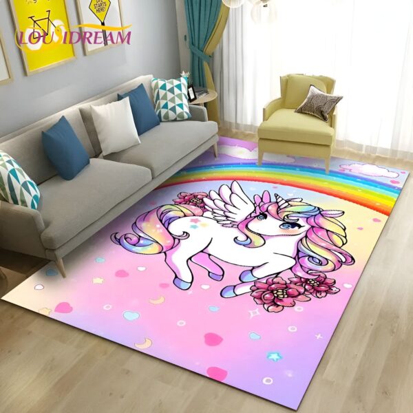 tapis-licorne-arc-en-ciel-1a.jpg Une licorne blanche avec une crinière et une queue arc-en-ciel est allongée sur un tapis rose avec des fleurs et des étoiles. Il y a un arc-en-ciel dans le ciel et des nuages blancs. La licorne a des ailes roses et bleues.
