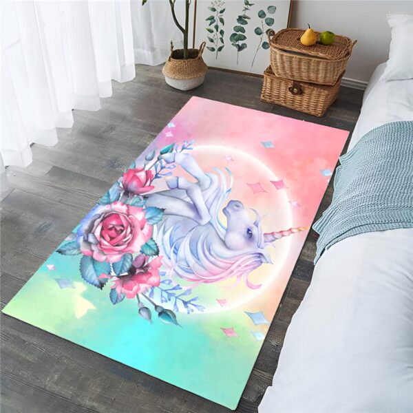 tapis-licorne-arc-en-ciel-pour-chambre-enfant-1a.jpg Tapis de chambre à coucher décoratif avec motif licorne entourée de roses sur fond rose et bleu., 45501050683647 | Licorne Shop