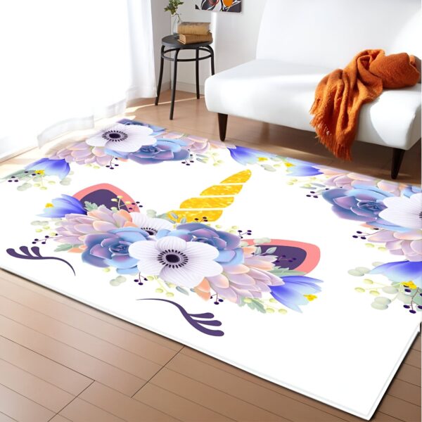 tapis-licorne-blanc-pour-chambre-enfant-1a.jpg Tapis avec motif de licorne florale sur fond blanc. Corne dorée, fleurs bleues et blanches. Décoration intérieure tendance et féérique., 45501055533311 | Licorne Shop