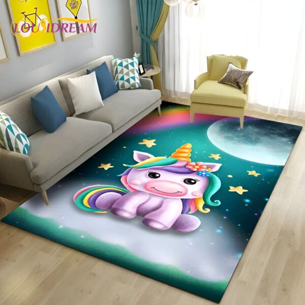 tapis-licorne-chambre-bebe-1a.jpg Une image d'une licorne assise sur un nuage avec un arc-en-ciel et une lune en arrière-plan. La licorne est blanche avec une crinière et une queue arc-en-ciel. Elle porte une fleur sur la tête. Le tapis est entouré d'un cadre de nuages.
