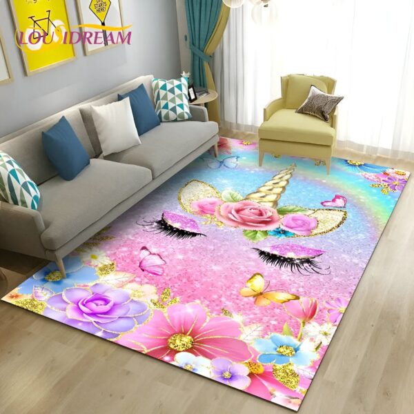 tapis-licorne-chambre-de-fille-1a.jpg Une image d'une licorne endormie sur un tapis rose avec des fleurs et des papillons. La licorne a les yeux fermés et une crinière arc-en-ciel. Le tapis est entouré d'un cadre doré.