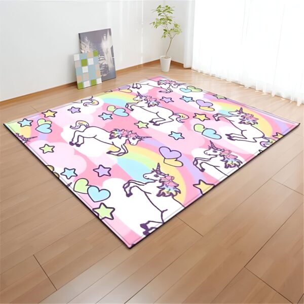 tapis-licorne-colore-pour-chambre-fille-1a.jpg Tapis de sol rectangulaire avec motif rose, licornes, arcs-en-ciel, étoiles, nuages et cœurs. Le tapis est posé sur un parquet clair, dans une pièce lumineuse avec des plantes et des tableaux au mur., 45501054615807 | Licorne Shop