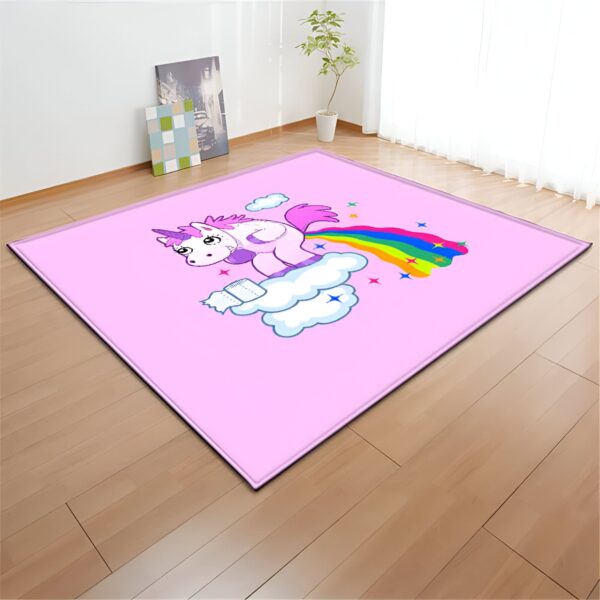tapis-licorne-fantaisie-pour-chambre-enfant-1a.jpg Tapis rose avec un dessin de licorne. La licorne blanche et rose est sur un nuage et laisse échapper un arc-en-ciel. Le tapis est sur un plancher de bois., 45501050126591 | Licorne Shop
