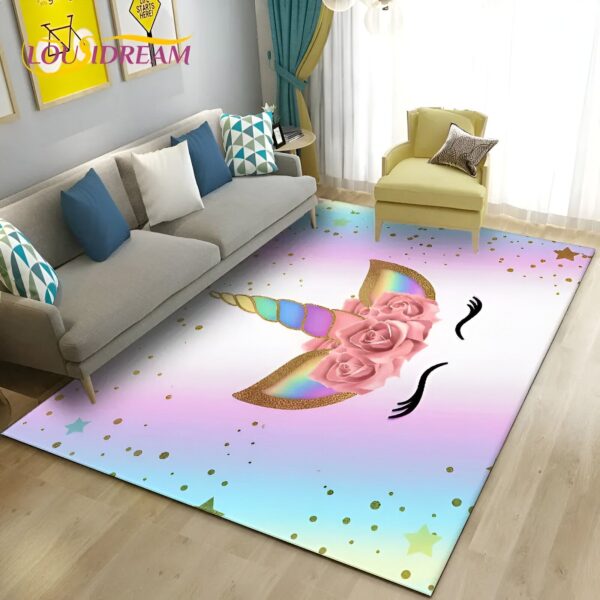 tapis-licorne-fille-1a.jpg Une image d'une licorne allongée sur un tapis. La licorne est blanche avec une crinière et une queue roses. Elle a les yeux fermés et porte un collier de fleurs. Le tapis est rose et blanc avec des étoiles et des lunes.