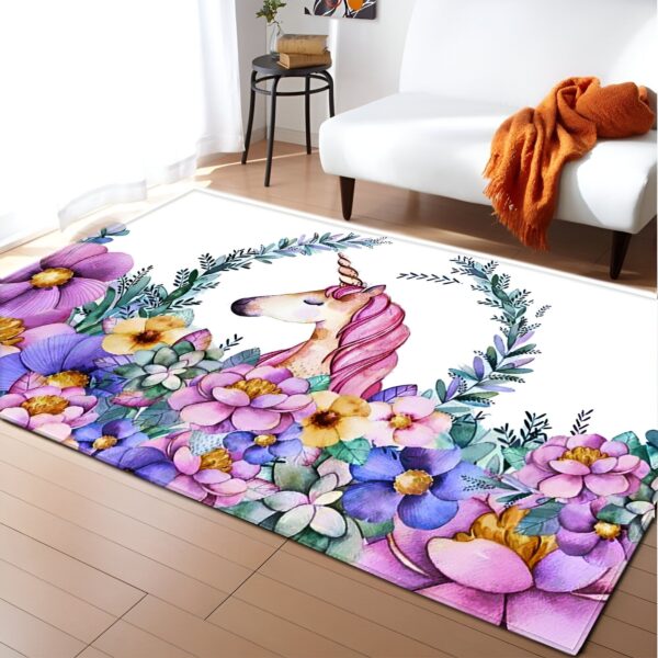 tapis-licorne-fleuri-enfant-1a.jpg Tapis rectangulaire avec motif d'une licorne entourée de fleurs colorées, violettes, roses et jaunes. Le tapis est posé sur un parquet clair, dans une pièce lumineuse avec un fauteuil blanc et une table d'appoint., 45501064085759 | Licorne Shop