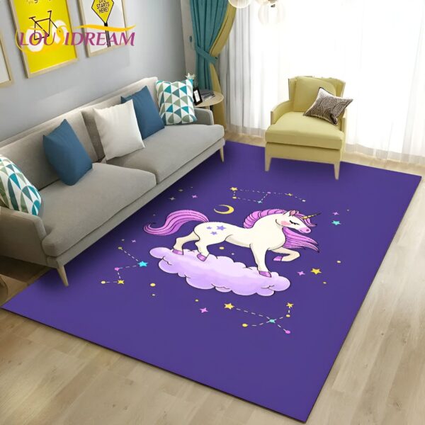 tapis-licorne-fond-bleu-1a.jpg Une illustration d'une licorne debout sur un nuage avec des étoiles et des lunes autour d'elle. La licorne est blanche avec une crinière et une queue violettes. Les étoiles sont jaunes, bleues et roses. Les lunes sont blanches. Le tapis est violet avec une bordure blanche.