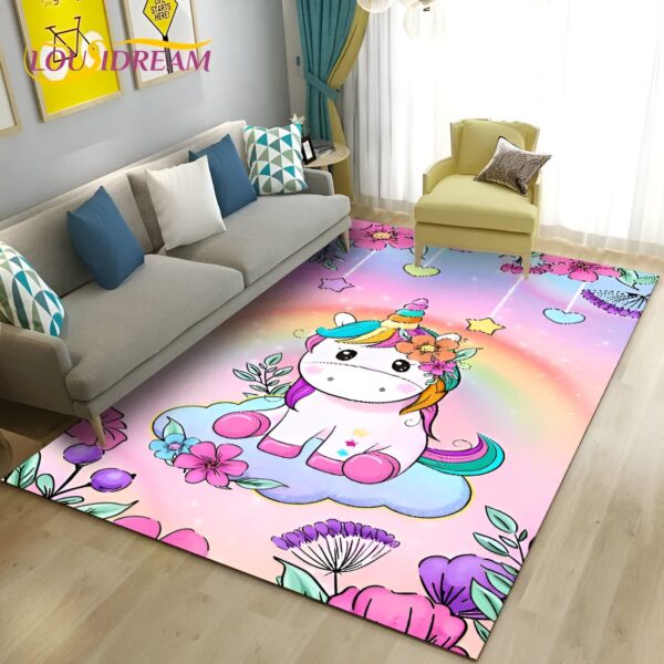 tapis-licorne-kawaii-1a.jpg Une chambre d'enfant avec une licorne sur un tapis arc-en-ciel. La licorne est assise sur un nuage et est entourée de fleurs. Le tapis est rose et bleu avec des étoiles et des lunes.