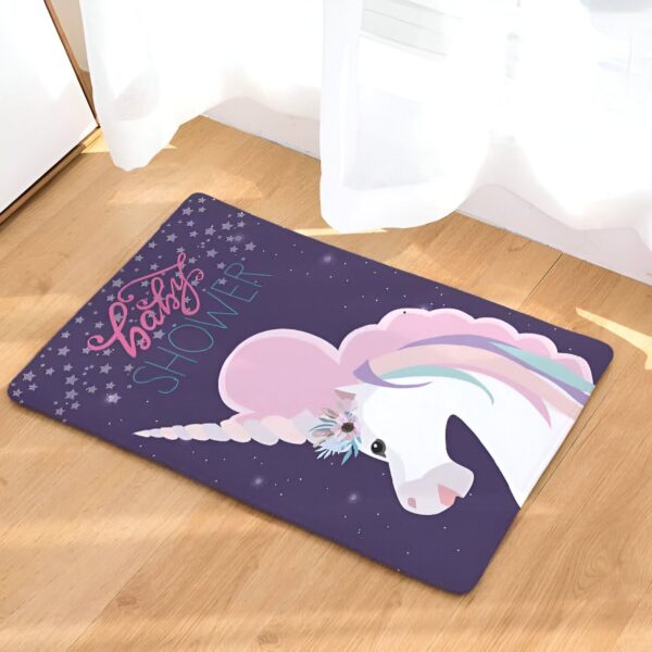 tapis-licorne-moelleux-pour-chambre-d-enfant-1a.jpg Tapis de sol violet avec dessin de licorne et étoiles pour baby shower. Le tapis est placé près d'une fenêtre avec des rideaux blancs., 45501065003263 | Licorne Shop