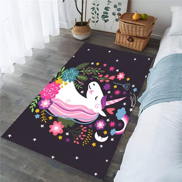 tapis-licorne-noir-pour-chambre-1a.jpg Tapis rectangulaire avec un motif de licorne blanche entourée de fleurs colorées et d'étoiles sur fond noir, près d'un lit et d'une fenêtre, apportant une touche féerique à la chambre., 45501062217983 | Licorne Shop