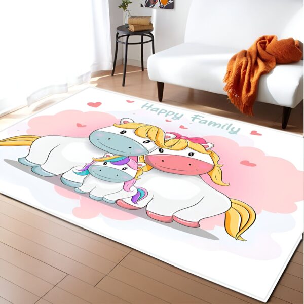 tapis-licorne-pour-chambre-d-enfant-1a.jpg Tapis pour enfants avec une famille de chevaux mignons dessinée. Le mot « Happy Family » est écrit sur le tapis. Dans l'arrière-plan, on peut voir un fauteuil et une table., 45501063004415 | Licorne Shop
