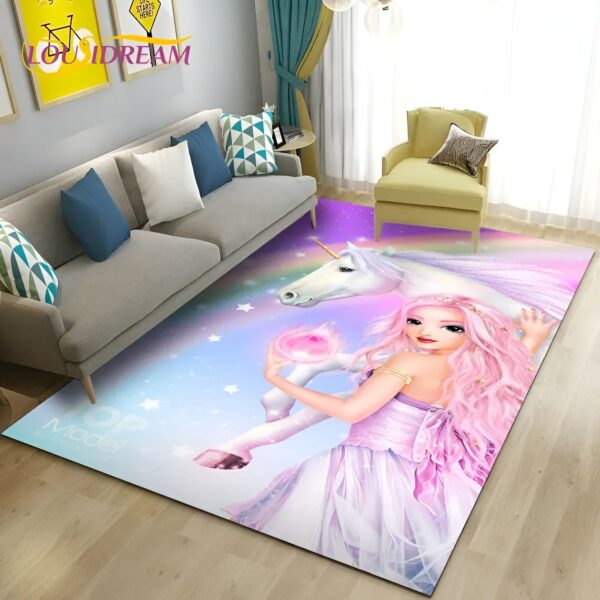 tapis-licorne-princesse-1a.jpg Une fille est debout sur un tapis magique avec une licorne blanche. La fille porte une robe rose et la licorne a une crinière et une queue roses. Le tapis est coloré et a des étoiles et des arcs-en-ciel.