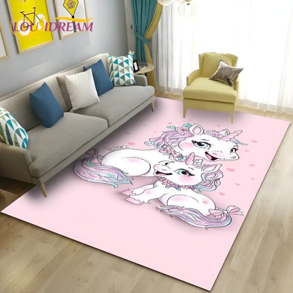tapis-licorne-rose-1a.jpg Une chambre d'enfant avec un tapis licorne rose et blanc. Sur le tapis, il y a deux licornes, une grande et une petite. La grande licorne est blanche avec une crinière et une queue roses. Elle porte un collier de fleurs. La petite licorne est rose avec une crinière et une queue blanches. Elle porte également un collier de fleurs. Les deux licornes sont allongées sur le tapis et se regardent.