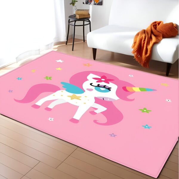 tapis-licorne-rose-pour-enfant-1a.jpg Tapis pour enfants rose avec un motif de licorne blanche à crinière rose et corne arc-en-ciel. Une étoile dorée orne son corps et des fleurs colorées sont dispersées sur le tapis., 45501050454271 | Licorne Shop