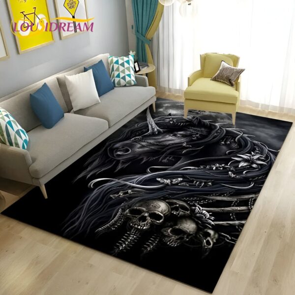 tapis-licorne-tete-de-mort-1a.jpg L'image représente un tapis noir avec un motif de cheval et de crânes. Le cheval est noir avec une crinière et une queue blanches. Il est debout sur un fond de flammes noires. Les crânes sont blancs et sont placés autour du cheval.
