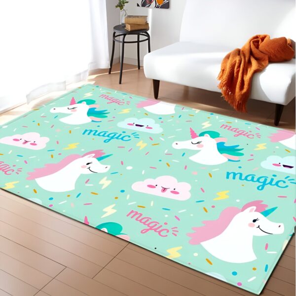 tapis-licorne-vert-pour-chambre-enfant-1a.jpg Tapis rectangulaire coloré sur un plancher en bois. Le tapis est orné de dessins de licornes, de nuages et de l'inscription "magic" sur un fond turquoise. Un canapé blanc et une petite table noire sont visibles en arrière-plan., 45501050388735 | Licorne Shop
