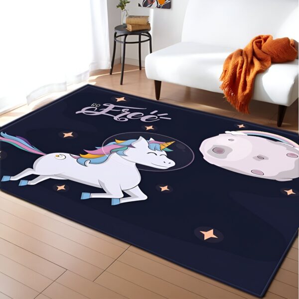 tapis-moelleux-licorne-lune-pour-chambre-enfant-1a.jpg Tapis décoratif avec motif d'un licorne cosmonaute galopant vers une planète, sur fond d'un ciel étoilé bleu nuit et l'inscription "Be Free". Idéal pour une chambre d'enfant sur le thème de l'espace et de la fantaisie., 45501050749183 | Licorne Shop