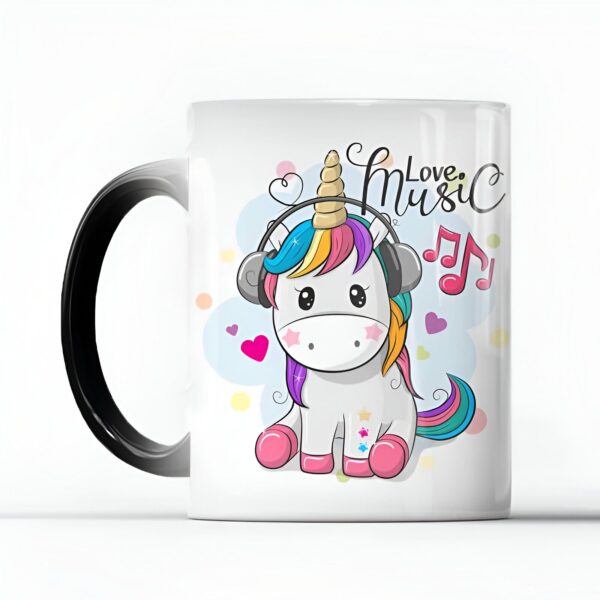 tasse-licorne-noire-en-ceramique-1a.jpg Mug blanc avec anse noire, illustré d'une licorne blanche kawaii portant un casque audio, crinière arc-en-ciel et décorée de notes de musique et de cœurs. Texte "Love Music" en lettrage fantaisie., 45501161046271 | Licorne Shop