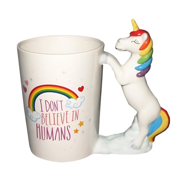 tasse-licorne-originale-je-ne-crois-pas-en-les-humains-1a.jpg Tasse blanche avec une licorne colorée formant la poignée. L'inscription "I don't believe in humans" (Je ne crois pas aux humains) est imprimée avec un arc-en-ciel, des étoiles et des coeurs. Idée cadeau originale et humoristique., 45501192306943 | Licorne Shop
