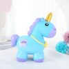 tirelire-cochon-licorne-bleue-1a.jpg Figurine de licorne bleue et violette avec une corne dorée. L'animal porte un collier jaune et un badge rose en forme d'étoile avec le mot « LOVE » imprimé dessus. Décors lumineux en arrière-plan. , 45501162160383 | Licorne Shop