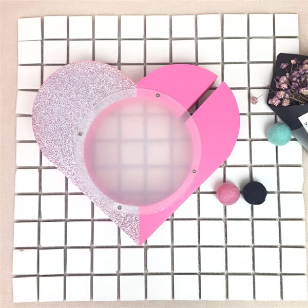 Boîte cadeau en forme de cœur, moitié rose pailletée, moitié rose vif, avec fenêtre ronde transparente. Petites boules de feutre et fleurs séchées à côté. Fond en mosaïque blanche., 45501162979583 | Licorne Shop