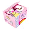 Une tirelire en forme de licorne rose avec une corne en plastique transparent. La tirelire est ouverte et on peut voir une pièce de monnaie à l'intérieur. La tirelire est décorée de licornes et de rainbows.