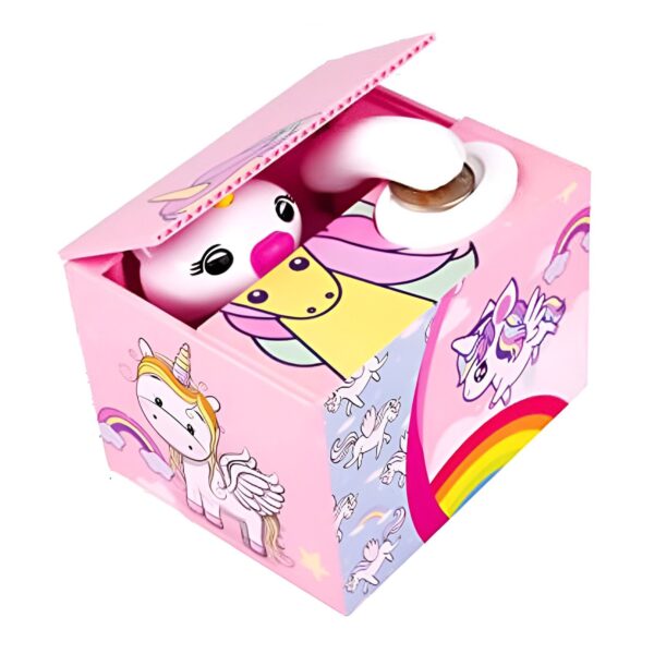 Une tirelire en forme de licorne rose avec une corne en plastique transparent. La tirelire est ouverte et on peut voir une pièce de monnaie à l'intérieur. La tirelire est décorée de licornes et de rainbows.