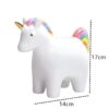 tirelire-licorne-enfant-en-ceramique-1a Une tirelire en céramique blanche en forme de licorne. La licorne a une crinière et une queue arc-en-ciel et une corne dorée. La tirelire mesure 17 cm de haut et 14 cm de large.