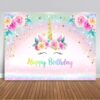 Une image de fond de joyeux anniversaire avec une licorne. La licorne a une crinière et une queue roses, et des fleurs dans les cheveux. Il y a aussi des étoiles et des fleurs multicolores sur le fond.