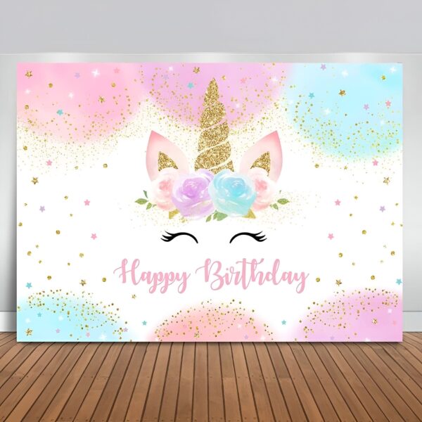 toile-licorne-anniversaire-3a.jpg Une image d'arrière-plan de joyeux anniversaire de licorne. Il y a une licorne avec une crinière et une queue roses, des étoiles filantes et des fleurs. Le fond est rose, bleu et violet avec des étoiles filantes dorées.