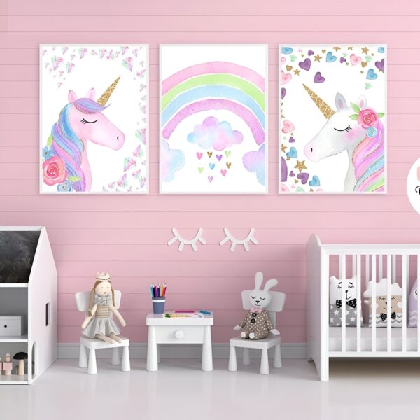 toile-licorne-arc-en-ciel-fille-1a-1.jpg Une chambre de bébé avec des murs roses et des meubles blancs. Il y a un lit, une table, une chaise et un tapis sur le sol. Il y a aussi des jouets et des peluches dans la chambre. Sur les murs, il y a trois affiches avec des licornes et des arcs-en-ciel.