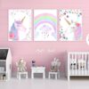 toile-licorne-arc-en-ciel-fille-1a.jpg Une chambre de bébé avec des murs roses et des meubles blancs. Il y a un lit, une table, une chaise et un tapis sur le sol. Il y a aussi des jouets et des peluches dans la chambre. Sur les murs, il y a trois affiches avec des licornes et des arcs-en-ciel.