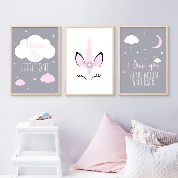 L'image représente trois affiches encadrées. L'affiche de gauche montre un nuage avec l'inscription "Dream big little one". L'affiche du milieu montre une licorne avec des fleurs dans les cheveux. L'affiche de droite montre une lune et des étoiles avec l'inscription "I love you to the moon and back".