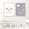 Deux cadres avec des dessins pour une chambre d'enfant. Le premier cadre représente une licorne avec des fleurs dans les cheveux. Le deuxième cadre est gris avec des étoiles et une lune et l'inscription " I love you to the moon and back"