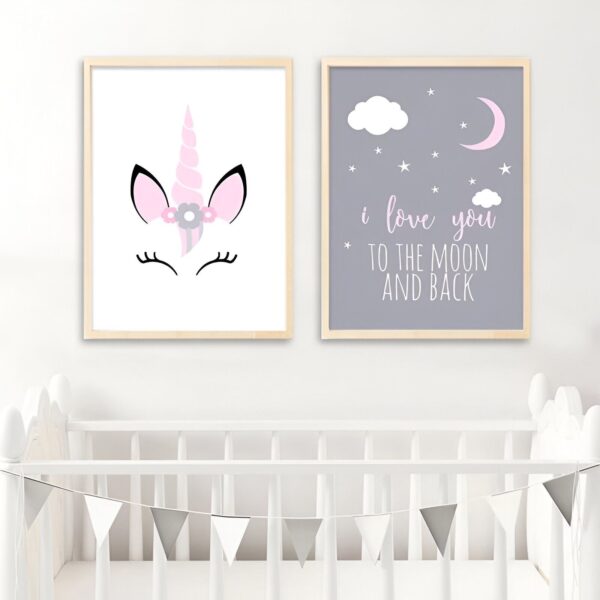 Deux cadres avec des dessins pour une chambre d'enfant. Le premier cadre représente une licorne avec des fleurs dans les cheveux. Le deuxième cadre est gris avec des étoiles et une lune et l'inscription " I love you to the moon and back"