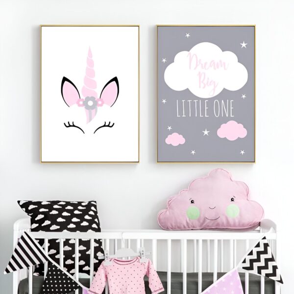 Une chambre de bébé avec deux tableaux. Le premier représente une licorne avec des fleurs dans les cheveux et le second un nuage avec des étoiles et l'inscription "Dream big little one".