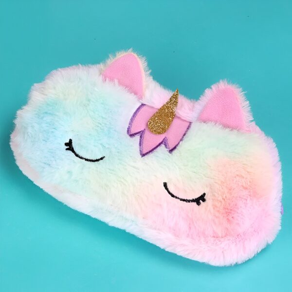 Une peluche licorne arc-en-ciel avec une corne dorée et des ailes roses.