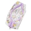 trousse-de-toilette-licorne-1a.jpg Une trousse transparente avec des motifs de licornes, d'arcs-en-ciel et de nuages. La trousse est ouverte et on peut voir qu'elle est remplie de fournitures scolaires.