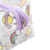 trousse-de-toilette-licorne-2a.jpg La trousse est transparente avec une fermeture éclair violette. On peut voir à l'intérieur un motif de licornes, d'étoiles et de planètes.