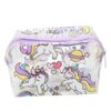 trousse-de-toilette-licorne-3a.jpg La trousse est transparente avec une fermeture éclair violette. Il y a un motif de licornes, d'étoiles et de planètes à l'intérieur.