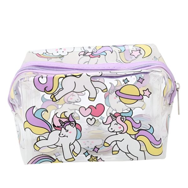 trousse-de-toilette-licorne-3a.jpg La trousse est transparente avec une fermeture éclair violette. Il y a un motif de licornes, d'étoiles et de planètes à l'intérieur.