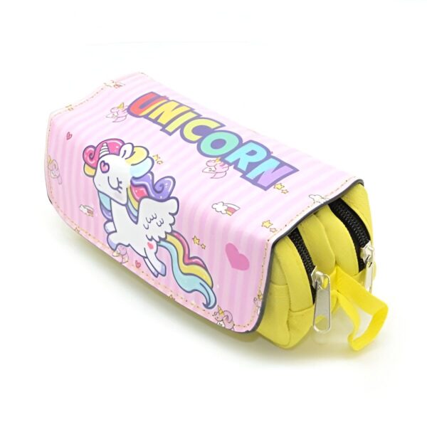 trousse-licorne-2-compartiments-jaune-1a.jpg Une trousse rose et jaune à trois compartiments avec une licorne ailée et des étoiles.