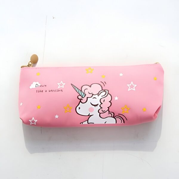 trousse-licorne-ecole-1a.jpg Une trousse rose avec une licorne endormie dessus.