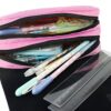 L'image montre une trousse rose à deux compartiments ouverte avec des fournitures scolaires à l'intérieur, notamment des stylos, des crayons, une règle et des ciseaux.