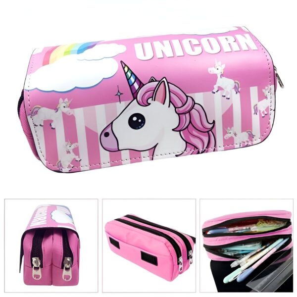 trousse-licorne-ecole-2-compartiments-3a.jpg Une trousse rose avec une licorne blanche et rose dessus. La trousse a deux compartiments et une poche en filet à l'intérieur. Elle est ouverte et on peut voir des fournitures scolaires à l'intérieur.